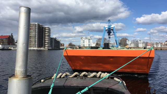 Pråmkompaniets pråm Almar bogseras i Karlstad inför uthyrning.