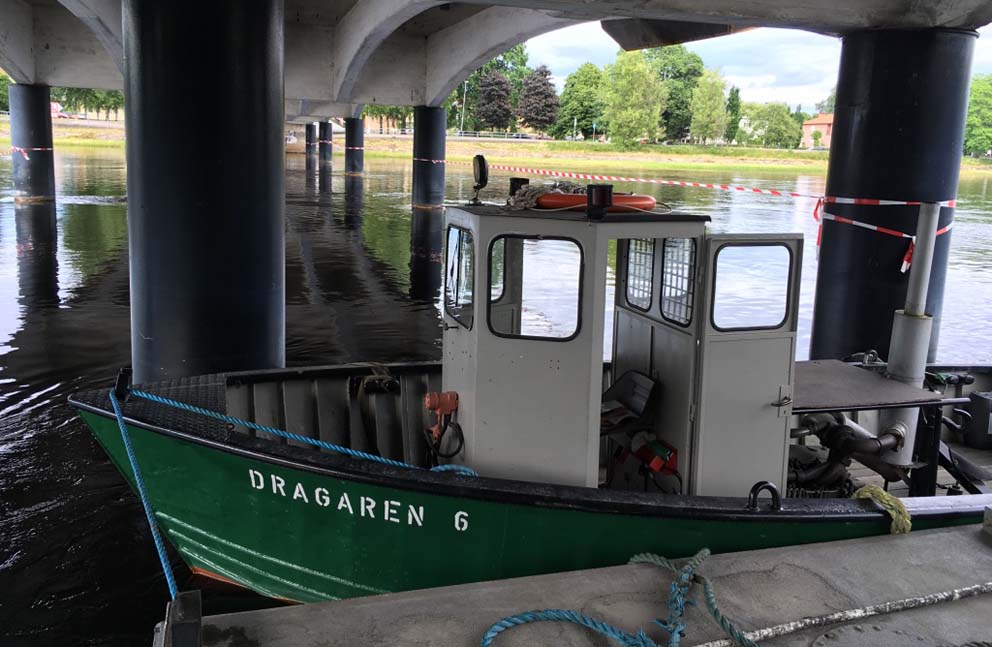 Pråmkompaniets bogserbåt Dragaren 6 vid Tingvallabron i Karlstad i samband med pråmuthyrning till renovering av Tingvallabron.