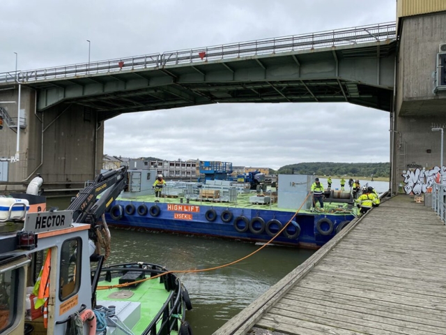 Pråmkompaniets pråm High Lift vid broreparation i Trollhättan.