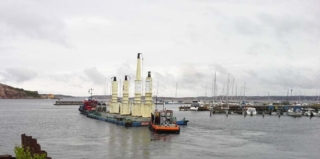 Sandinges bogserbåtar Luto och Seppo transporterar vågkraftverk ombord på pråmen Melina.