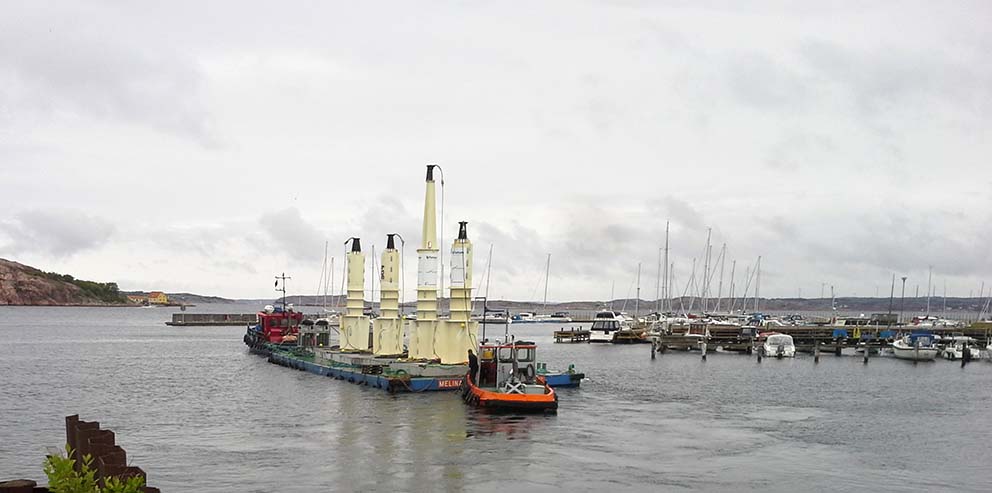 Sandinges bogserbåtar Luto och Seppo transporterar vågkraftverk ombord på pråmen Melina.