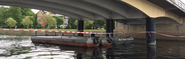 Pråmarna Löved och Vidön från Pråmkompaniet uthyrda vid renovering av Tingvallabron i Karlstad. 