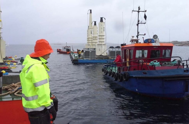 Pråmtransport av vågkraftverk.