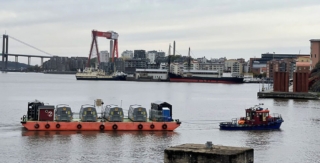 Sandinges bogserbåt Luto och återvinningspråmen Melina i Göteborg.