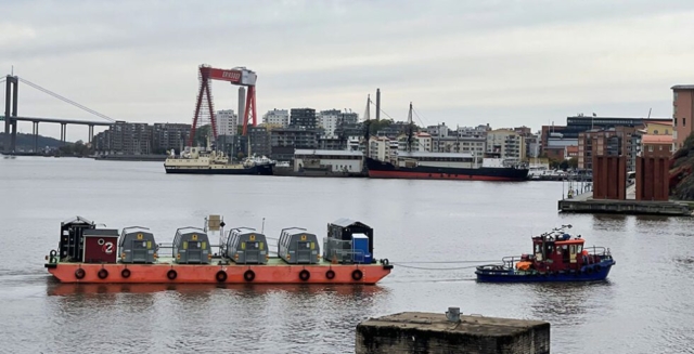 Sandinges bogserbåt Luto och återvinningspråmen Melina i Göteborg.